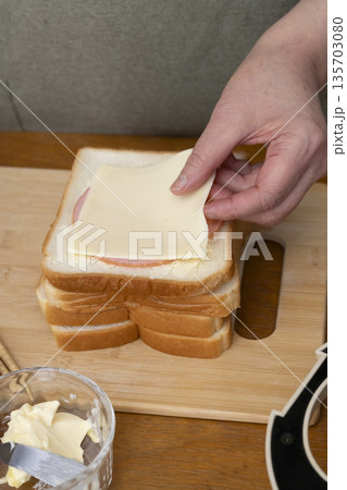ホットサンドメーカーでホットサンドを作る手元 ホットサンドメーカーでホットサンドを作る手元 135703080