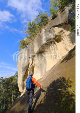 千葉県の高宕山、熟達者コースの岩壁と登山者 135703135