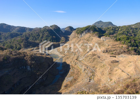 千葉県の小鋸山、白狐山展望地から望む房総グランドキャニオンと小鋸山、鋸山 135703139