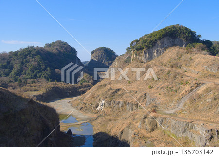 千葉県の小鋸山、東端から望む房総グランドキャニオンと小鋸山 千葉県の小鋸山、東端から望む房総グランドキャニオンと小鋸山 135703142