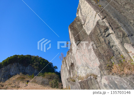 千葉県の小鋸山、小鋸山とテーブルマウンテンの岩壁 千葉県の小鋸山、小鋸山とテーブルマウンテンの岩壁 135703146