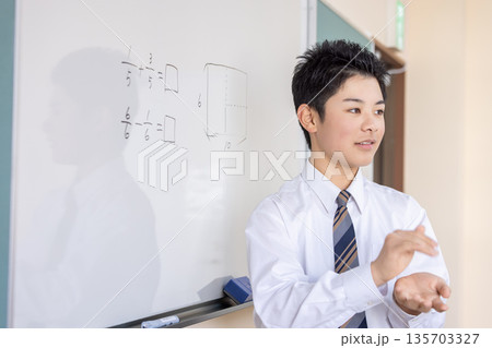 ホワイトボードに分数を書き込む学生 ホワイトボードに分数を書き込む学生 135703327