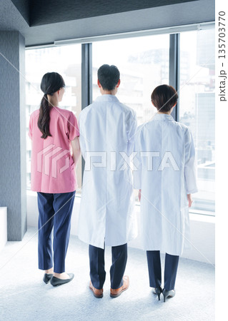 医者や医療従事者の背中・後ろ姿 医者や医療従事者の背中・後ろ姿 135703770