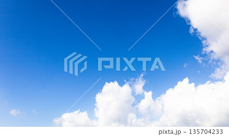 青空と白い雲のシンプルな風景 青空と白い雲のシンプルな風景 135704233