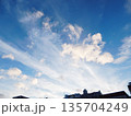 夏の青空と白い雲 135704249