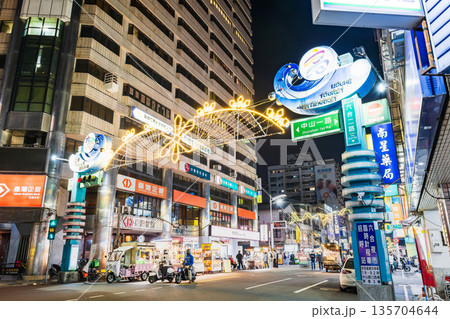 台湾　高雄最大の観光夜市　六合夜市の入口ゲート 135704644