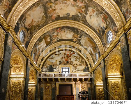 マルタ・ヴァレッタ 聖ヨハネ大聖堂の豪華な天井画と金装飾 135704674