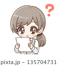 書類を確認している女性スタッフのイラスト 135704731