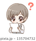 書類を確認している男性スタッフのイラスト 135704732