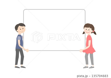 大きな空白のボードを持つ男の子と女の子 135704883