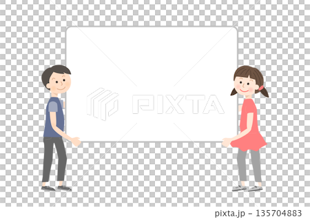 大きな空白のボードを持つ男の子と女の子 135704883
