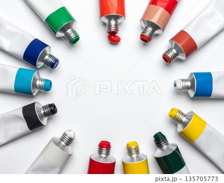 円状に並んだ絵の具のチューブ　カラフル　アート	 135705773