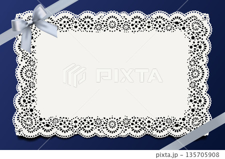 ネイビー背景に白いレースペーパーとシルバーのリボン・高級感のあるギフトフレーム ネイビー背景に白いレースペーパーとシルバーのリボン・高級感のあるギフトフレーム 135705908