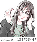 イヤホンを片方外している女性 135706447