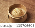 竹せいろに入った中華まん。せいろ、中華まん、肉まん、豚まん、包子など。 竹せいろに入った中華まん。せいろ、中華まん、肉まん、豚まん、包子など。 135706603