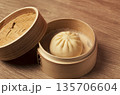 竹せいろに入った中華まん。せいろ、中華まん、肉まん、豚まん、包子など。 竹せいろに入った中華まん。せいろ、中華まん、肉まん、豚まん、包子など。 135706604