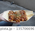 たこ焼きを食べる 135706696