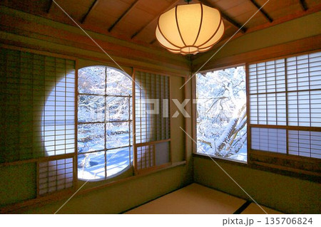 山寺常山邸・丸窓の冬景色 山寺常山邸・丸窓の冬景色 135706824