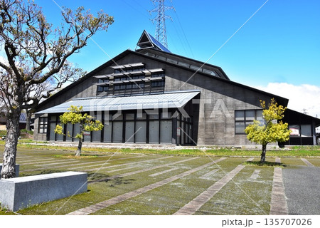 滋賀県高島市 高島市立今津図書館と青空 滋賀県高島市 高島市立今津図書館と青空 135707026