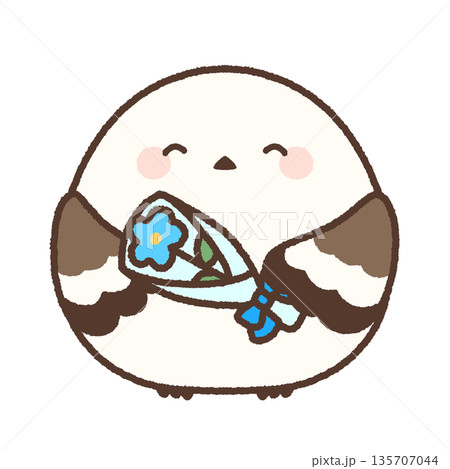 にっこり笑顔で一輪の青い花を持つシマエナガ 135707044