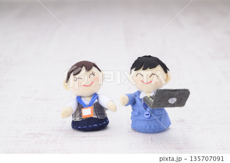 ビジネスマンとOLの人形 135707091