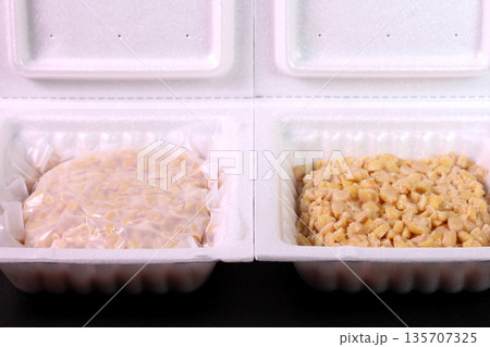 パック入りのひきわり納豆（フィルム付きと中身） 135707325