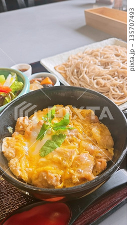 濃厚な親子丼とコシのある蕎麦の和定食 濃厚な親子丼とコシのある蕎麦の和定食 135707493