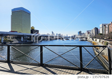 Scenery of the Sumida River in Tokyo, Japan, with the Asahi Beer Tower and Asahi Flame in the background. Scenery of the Sumida River in Tokyo, Japan, with the Asahi Beer Tower and Asahi Flame in the background. 135707626