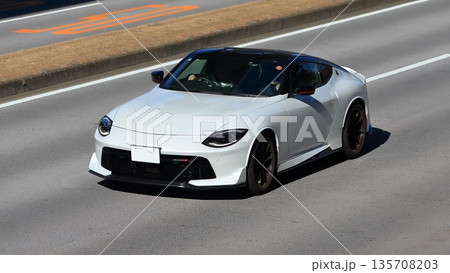 白い国産スポーツカー 135708203