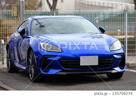 青い国産スポーツカー 135708239