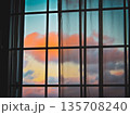 窓辺から見る夕焼け 135708240