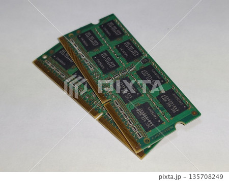ノートパソコン（PC）のメインメモリ2枚（RAM） 135708249