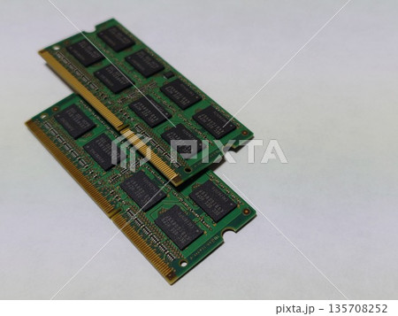 ノートパソコン（PC）のメインメモリ（RAM）（左寄せ） 135708252