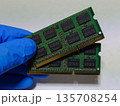 ノートパソコン(PC)のメインメモリ(RAM)2枚を手に持つ ノートパソコン(PC)のメインメモリ(RAM)2枚を手に持つ 135708254