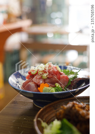 島の居酒屋で食べるまぐろの刺身｜新鮮な日本の海の幸 135708596