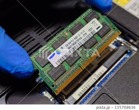 ノートパソコン（PC）にメインメモリ（RAM）を取り付ける 135708636