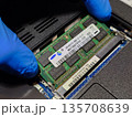 ノートパソコン(PC)にメインメモリ(RAM)を取り付ける ノートパソコン(PC)にメインメモリ(RAM)を取り付ける 135708639