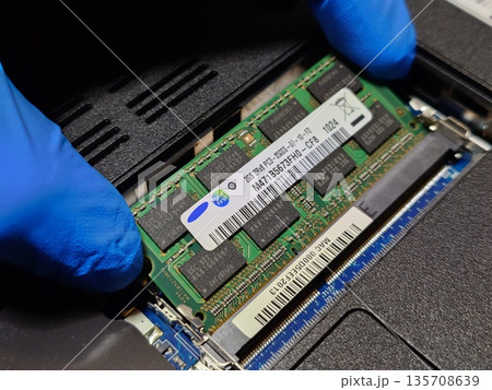 ノートパソコン（PC）にメインメモリ（RAM）を取り付ける 135708639