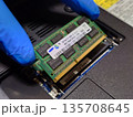 ノートパソコン(PC)にメインメモリ(RAM)を取り付ける ノートパソコン(PC)にメインメモリ(RAM)を取り付ける 135708645