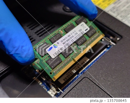 ノートパソコン(PC)にメインメモリ(RAM)を取り付ける ノートパソコン(PC)にメインメモリ(RAM)を取り付ける 135708645