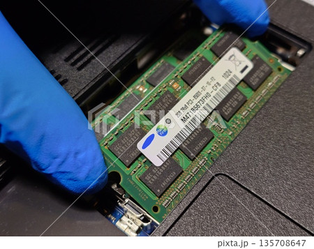 ノートパソコン（PC）にメインメモリ（RAM）を取り付ける 135708647
