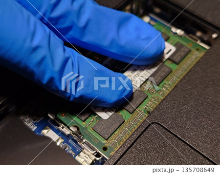 ノートパソコン（PC）にメインメモリ（RAM）を取り付ける 135708649