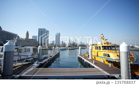 横浜みなとみらいの青い空と海に映える、桟橋と黄色の船 横浜みなとみらいの青い空と海に映える、桟橋と黄色の船 135708837