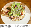 ヘルシーなサラダ 135708948