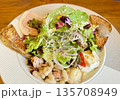 ヘルシーなサラダ 135708949