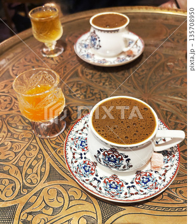 2つのカップにトルココーヒーを注ぐ 135708950