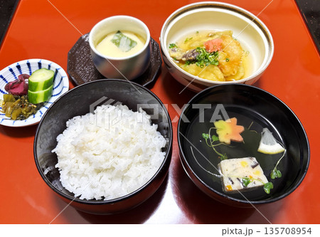ご飯と吸い物、茶碗蒸しと揚げ出し茄子、日本料理 135708954