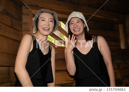 サウナを楽しむ女性2人　山梨・八ヶ岳 135709061