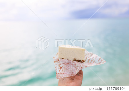 海辺で食べるチーズケーキ 海辺で食べるチーズケーキ 135709104