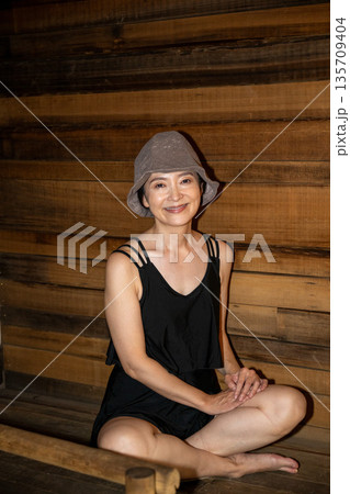 サウナでくつろぐ女性　山梨　八ヶ岳 135709404